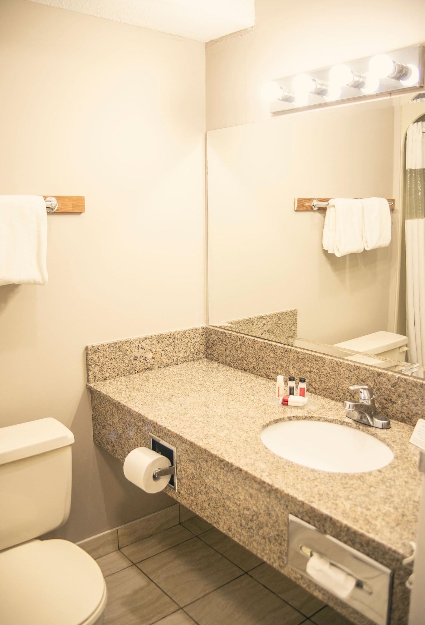 Hotel Ramada By Wyndham Quesnel Zewnętrze zdjęcie
