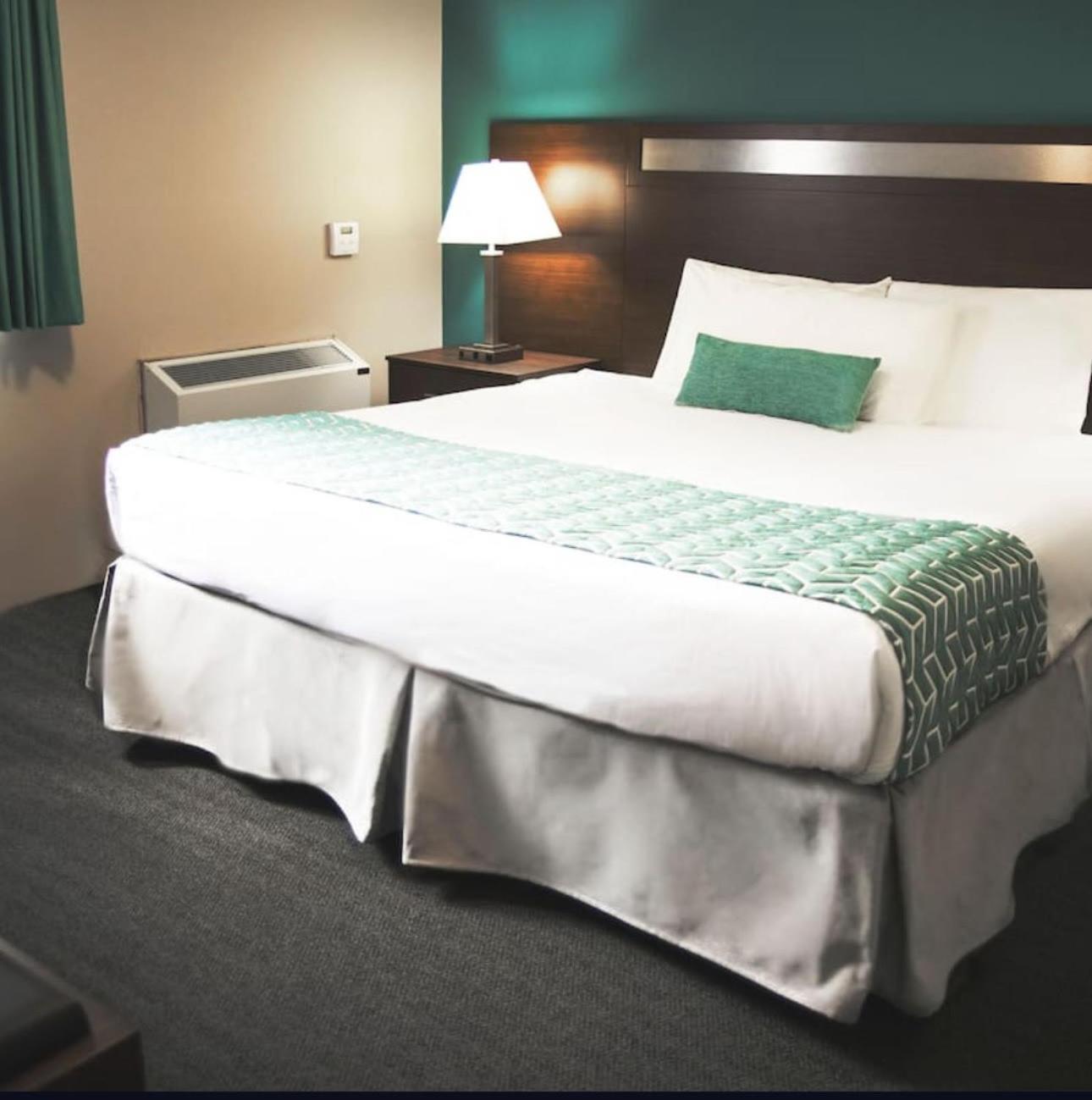 Hotel Ramada By Wyndham Quesnel Zewnętrze zdjęcie